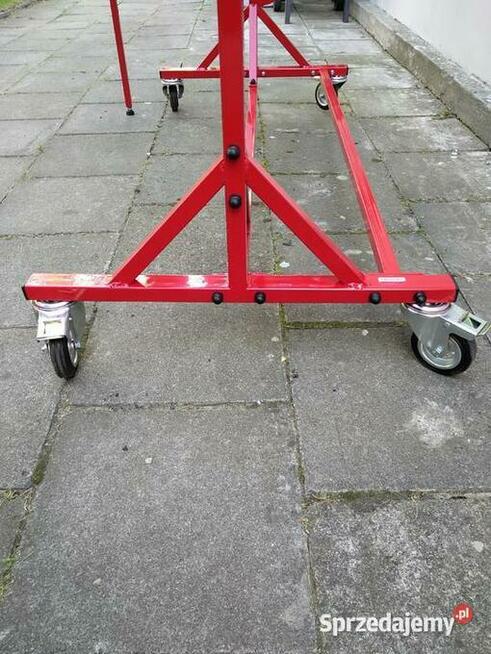 Urządzenie do odmierzania i cięcia materiału w rolkach