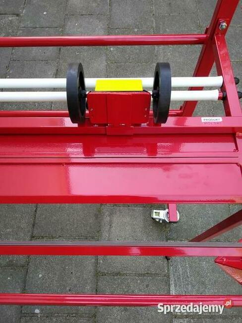 Urządzenie do odmierzania i cięcia materiału w rolkach