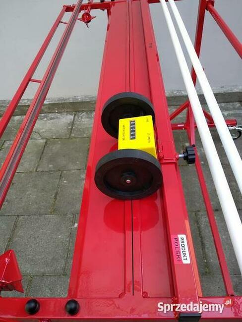 Urządzenie do odmierzania i cięcia materiału w rolkach