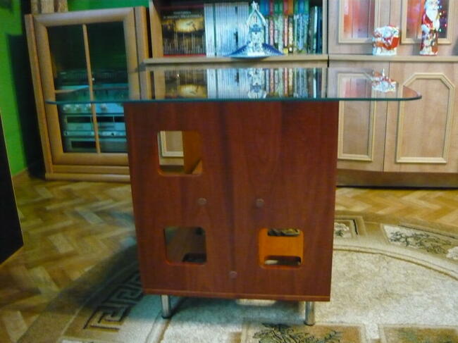 stolik z szklanym blatem