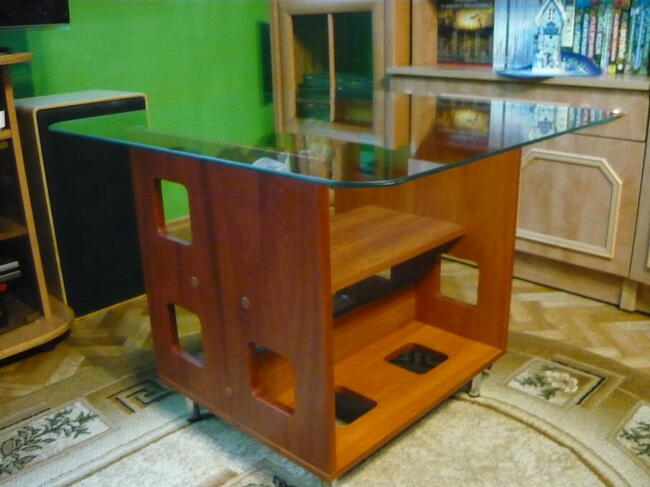stolik drewniany z szklanym blatem