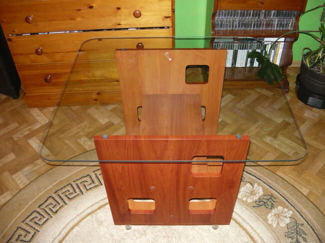 stolik z szklanym blatem