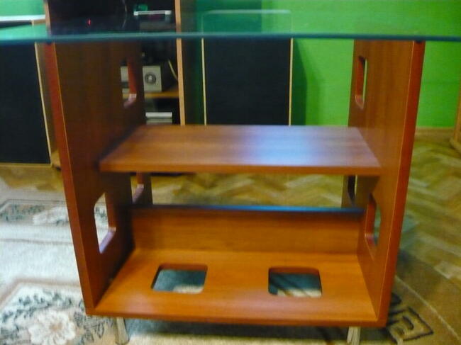 stolik z szklanym blatem