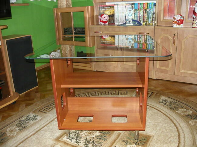 stolik z szklanym blatem