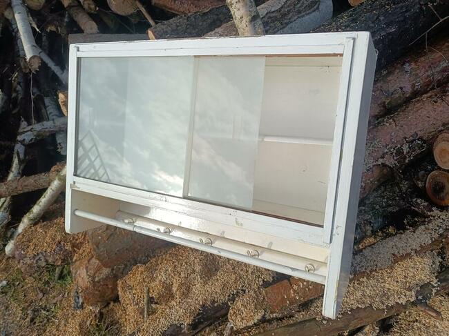 Kupię stare drewniane szafki wiejskie, szpitalne