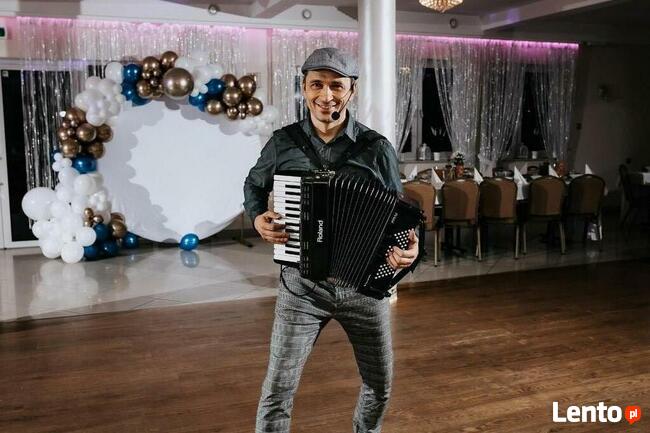 DJ wodzirej z akordeonem, grający i śpiewający akordeonista
