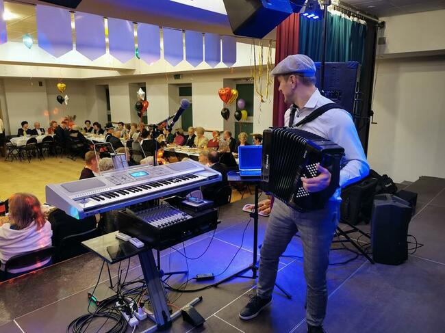 Śpiewający grający wodzirej z akordeonem na wesele poprawiny