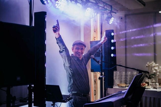 Śpiewający grający wodzirej z akordeonem na wesele poprawiny