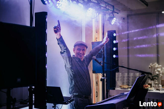 DJ wodzirej z akordeonem, grający i śpiewający akordeonista