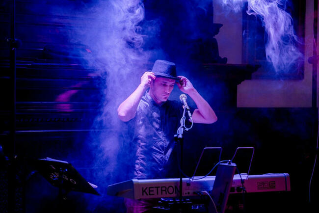 DJ wodzirej z akordeonem, grający i śpiewający akordeonista