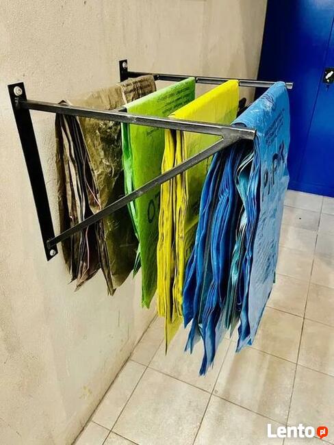 Wieszak na worki do segregacji śmieci
