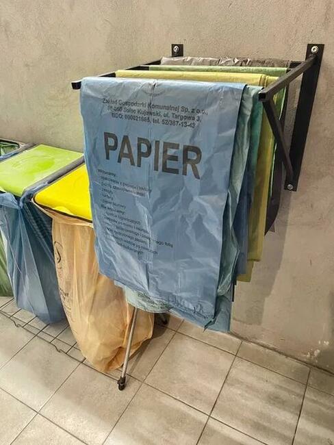 Wieszak na worki do segregacji śmieci