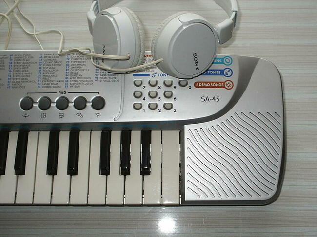 Keyboard dla dzieci Casio SA-45 ze słuchawkami Sony