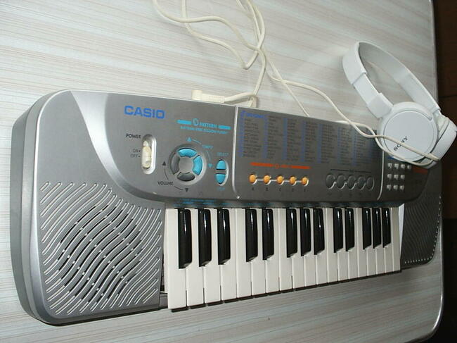 Keyboard dla dzieci Casio SA-45 ze słuchawkami Sony