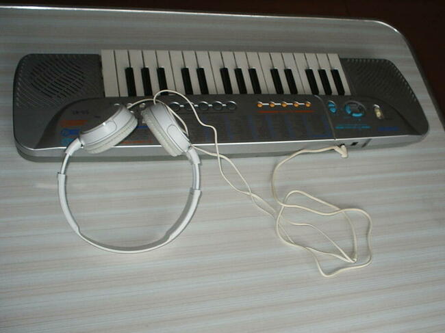 Keyboard dla dzieci Casio SA-45 ze słuchawkami Sony