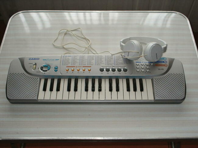 Keyboard dla dzieci Casio SA-45 ze słuchawkami Sony