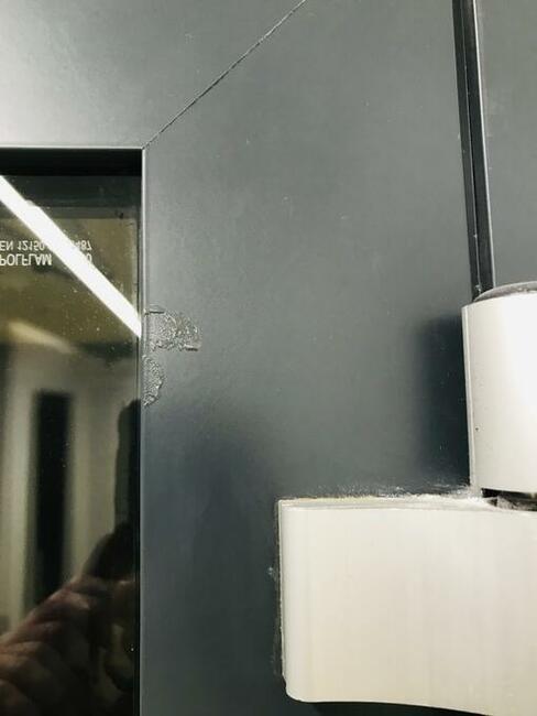 Retusz uszkodzeń, okna, drzwi, witryny sklepowe itp.