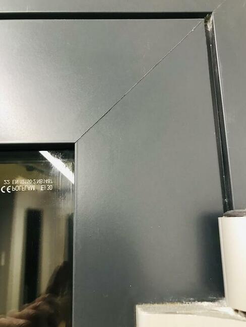 Retusz uszkodzeń, okna, drzwi, witryny sklepowe itp.