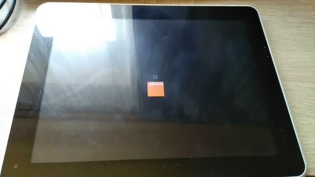 Tablet, ładowarka, etui