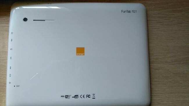 Tablet, ładowarka, etui