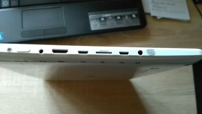 Tablet, ładowarka, etui