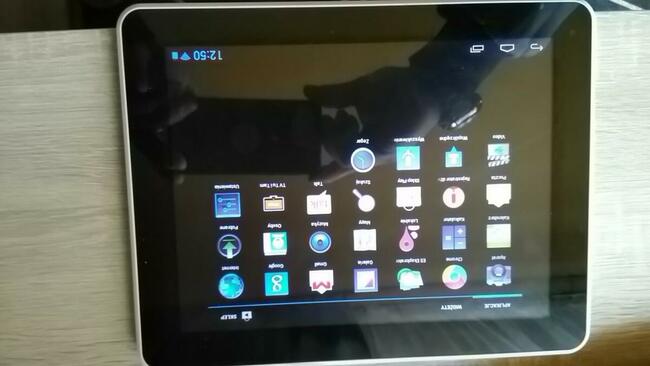 Tablet, ładowarka, etui