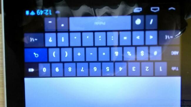 Tablet, ładowarka, etui