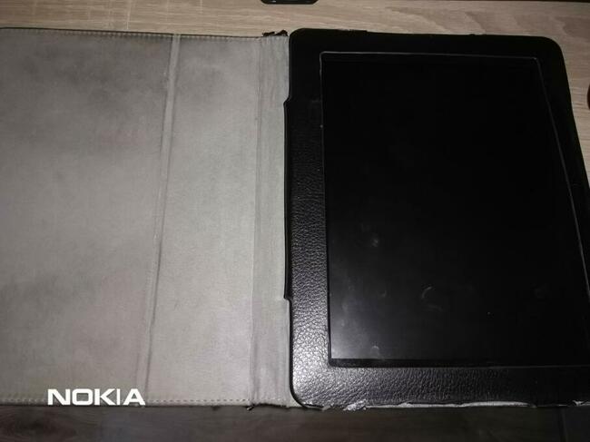 Tablet, ładowarka, etui