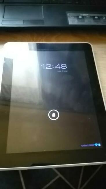 Tablet, ładowarka, etui