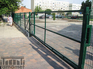 Ogrodzenie panelowe na podmurówce - montaż