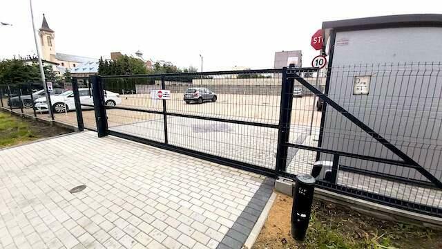 Ogrodzenie panelowe na podmurówce - montaż