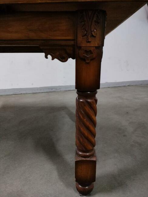 Piękny rzeźbiony drewniany stół z krzesłami