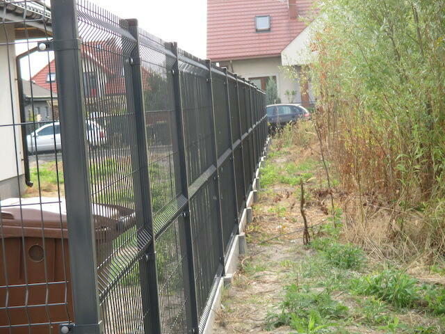 Ogrodzenie panelowe na podmurówce - montaż