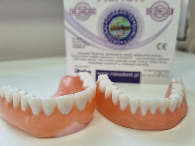 Protezy zębowe, expresowa naprawa protez