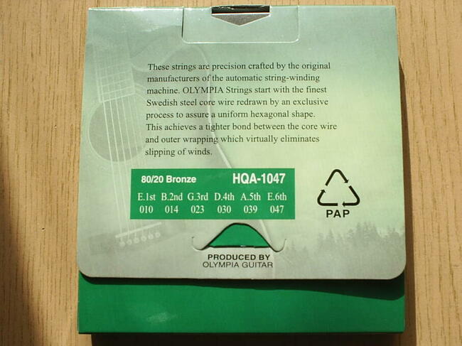 Różne struny stalowe do gitar akustycznych