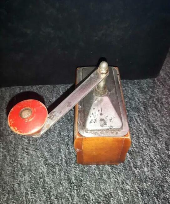 Stary, ręczny młynek do kawy