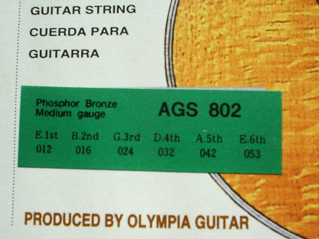 Różne struny stalowe do gitar akustycznych