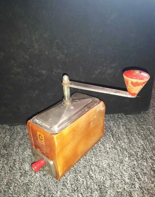 Stary, ręczny młynek do kawy