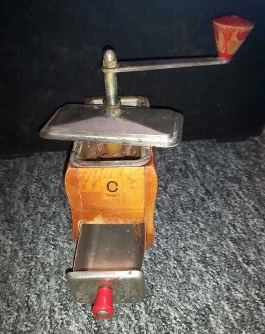 Stary, ręczny młynek do kawy