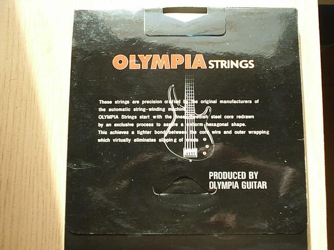 Różne struny stalowe do gitar basowych