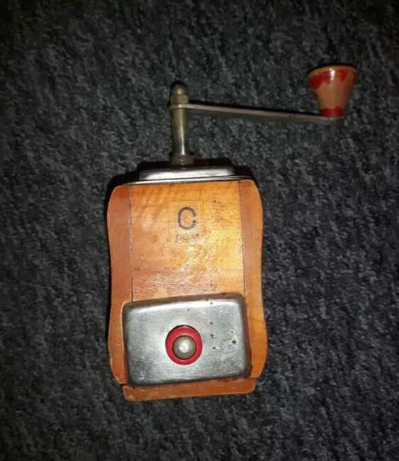 Stary, ręczny młynek do kawy