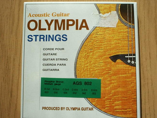 Różne struny stalowe do gitar akustycznych