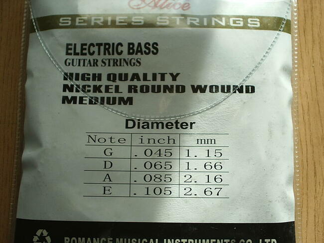 Różne struny stalowe do gitar basowych