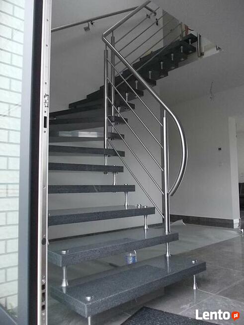 Eleganckie i trwałe balustrady ze stali nierdzewnej.