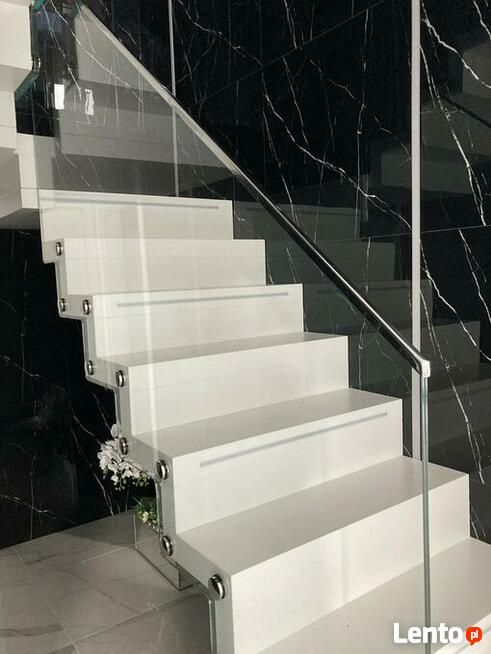 Eleganckie i trwałe balustrady ze stali nierdzewnej.