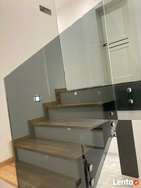 Eleganckie i trwałe balustrady ze stali nierdzewnej.