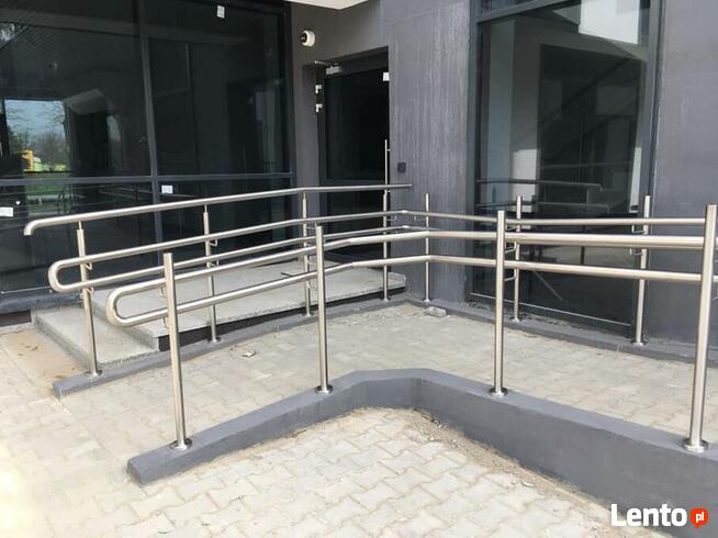 Eleganckie i trwałe balustrady ze stali nierdzewnej.