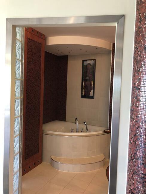 Umeblowane 3 pokoje, 2 łazienki, 126 qm, balkon