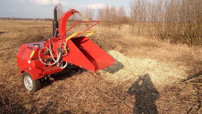 Wycinka przycinka drzew.Rębak do gałęzi.