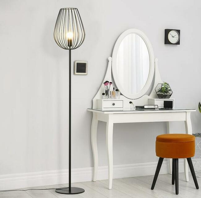 Lampa podłogowa z metalową podstawą z przełącznikiem łącznym